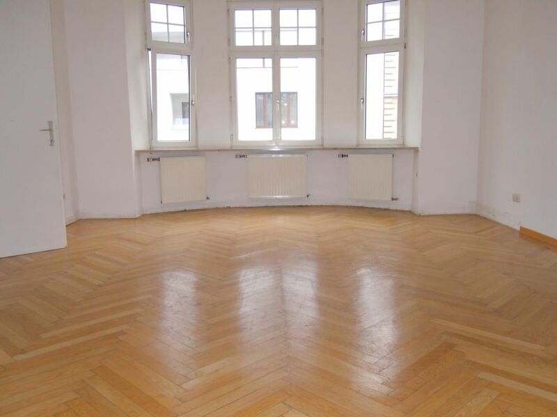Gro&szlig;e 5-Zimmer-Wohnung mit Balkon - WG-tauglich - verf&uuml;gbar ab November 2026