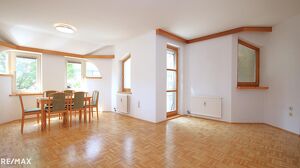 Sonnige 3-Zimmer-Wohnung mit Balkon und Tiefgaragenplatz