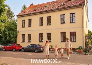 Es gibt Immobilien, die man kauft. Und es gibt solche, die man erbt ? auch wenn man nicht mit ihnen verwandt ist. Dieses Mehrfamilienhaus wurde 1911 