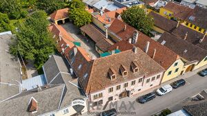 "Ca. 400 m&sup2; Wohnfl&auml;che plus weitere ca. 800 m&sup2; Nutzfl&auml;che mit viel Potenzial!"