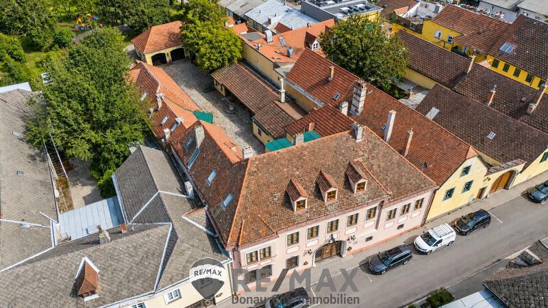 "Ca. 400 m&sup2; Wohnfl&auml;che plus weitere ca. 800 m&sup2; Nutzfl&auml;che mit viel Potenzial!"
