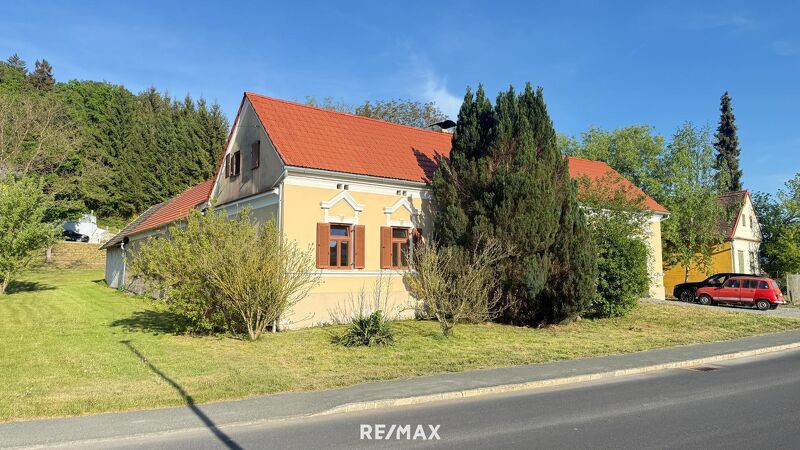 Traditioneller Dreikanthof mit uneinsehbarem  Arkadenhof-Innenhof und gro&szlig;en Entwicklungspotenzial