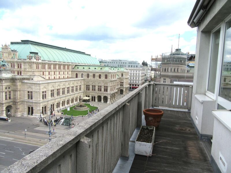 NÄHE OPER ? 4 ZIMMER DACHGESCHOSSAPARTMENT MIT RUNDUM-DACHTERRASSE