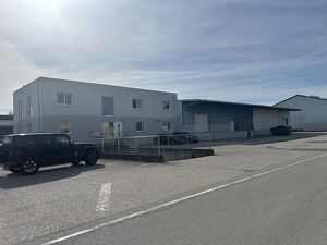 1050 m&sup2; Halle, 200 m&sup2; B&uuml;ro, 24 Stundenzufahrt eigene Tankstelle. Ideal f&uuml;r eine Spedition SOFORT VERF&Uuml;GBAR