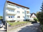 148 m&sup2; Eigengarten hat diese Erdgeschoss-3-Raum-Wohnung mit Balkon an der Stadtgrenze zu Steyr
