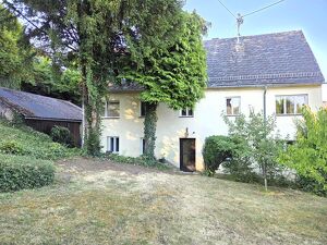 Ger&auml;umiges Ein-/Zweifamilienhaus mit Aussicht und Garage im Ortskern
