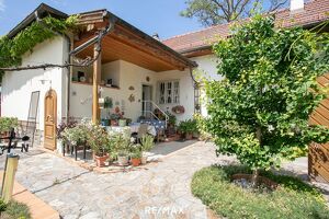 Landhaus mit Weinkeller, Stadl und gro&szlig;em Garten ? vielseitige Liegenschaft mit besonderem Charme