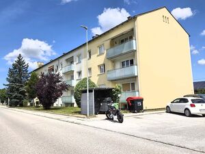 Sch&ouml;ne Erdgeschoss 3-Raum-Wohnung mit Balkon und PKW-Abstellplatz