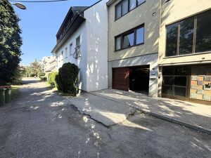 Vielseitige Lager-, Werkstatt- und Servicefl&auml;che, ca. 320 m&sup2; // Versatile Storage, Workshop and Service Premises, approx. 320 m&sup2; //