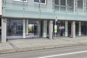 B&uuml;ro-, Gesch&auml;fts- oder Ausstellungslokal mit gro&szlig;fl&auml;chiger Auslagenfront