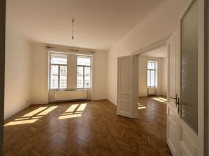 Gro&szlig;z&uuml;gige 5-Zimmer-Altbauwohnung mit Balkon // Spacious 5-Room Period Apartment with Balcony //