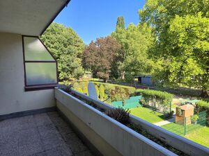 TOPGEFPLEGTE WOHNUNG MIT GROSSER LOGGIA UND GR&Uuml;NBLICK