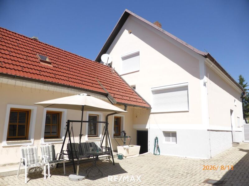 Vielseitiges Einfamilienhaus mit separater Wohneinheit, großzügigen Nebengebäuden & Pool