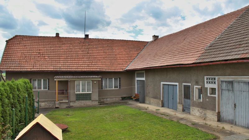 Wohnhaus mit dem Wirtschaftsgebäude bei Prag, CZ