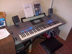 Yamaha Tyros 5 mit 76 Tasten