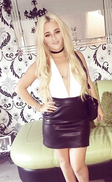 Junge Frau sucht dominante Affäre