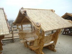 Rustikale Sitzgarnitur mit Schilf zusammengebaut, Pavillion