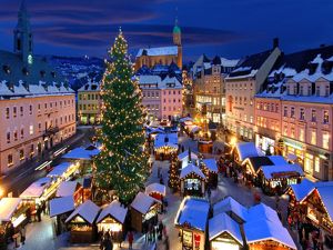 Aushilfe für den Süssigkeitenverkäufer auf dem Weihnachtsmarkt