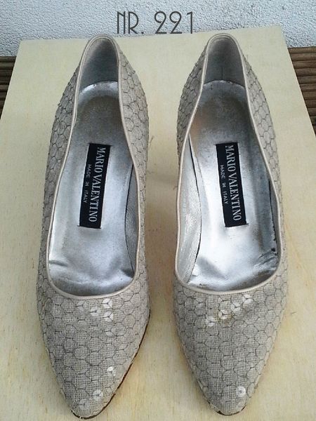Nr. 221, Elegante Damenschuhe  "VALENTINO"  grau/beige mit Pailletten