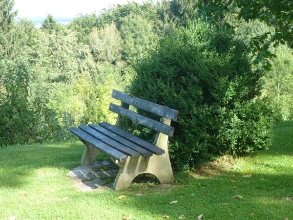 romantischer Sitzplatz im Grnen mit Blick zur Wallfahrtskirche