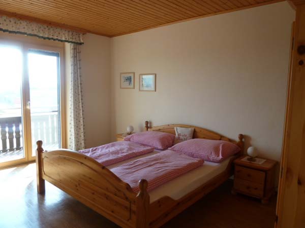            Schlafzimmer in der Ferienwohnung, Balkon mit  Weinlandblick