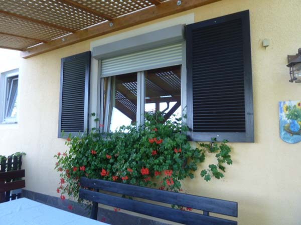                               Blumenfenster auf der Terrasse