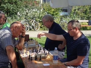 Schachturnier im Park
