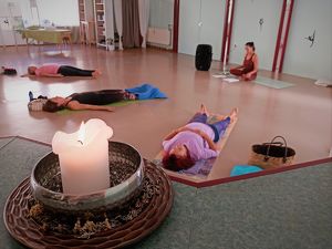 Mit Yoga entspannt in den Advent