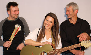 STEPHANIE KRONTHALER MIT BAND & VANITA