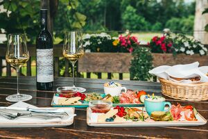 Wir sind im &uuml;ber 300 Jahre alten Weinkeller von Schloss Seggau f&uuml;r Sie da!