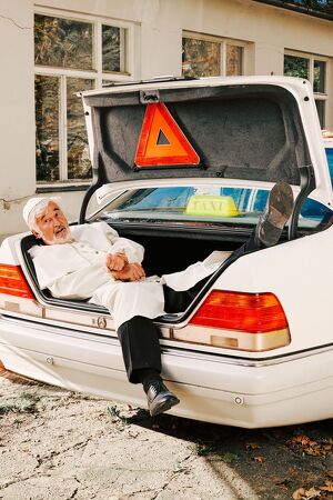 "Der Tag, an dem der Papst gekidnappt wurde" - Kom&ouml;die von Jo&atilde;o Bethencourt​ - mit Geb&auml;rdendolmetscherin