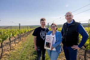Auf ein Glaserl Wein: Wolfgang und Leo Hagn beim Online Winzertalk der INTERSPAR weinwelt